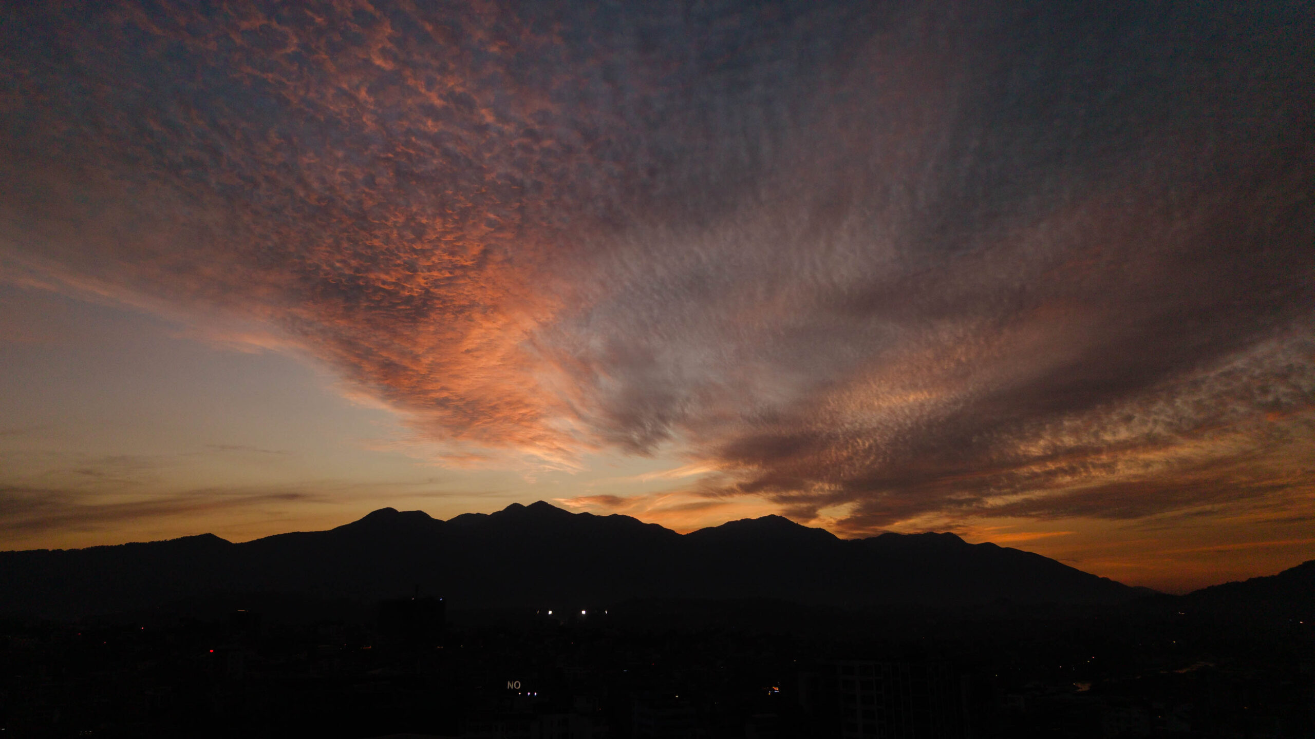 गोधूलि साँझमा रङ्गीन आकाश, सूर्यको किरणले चम्किएका हिमाल [१२ तस्बिर]