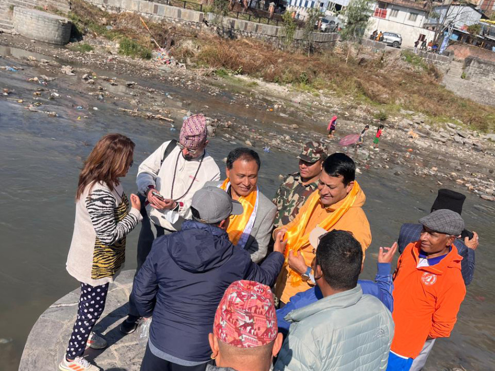 मन्त्री घिसिङद्वारा बागमती ‘करिडोर’ क्षेत्रको ढल व्यवस्थापन र सडक स्तरोन्नतिबारे निरीक्षण