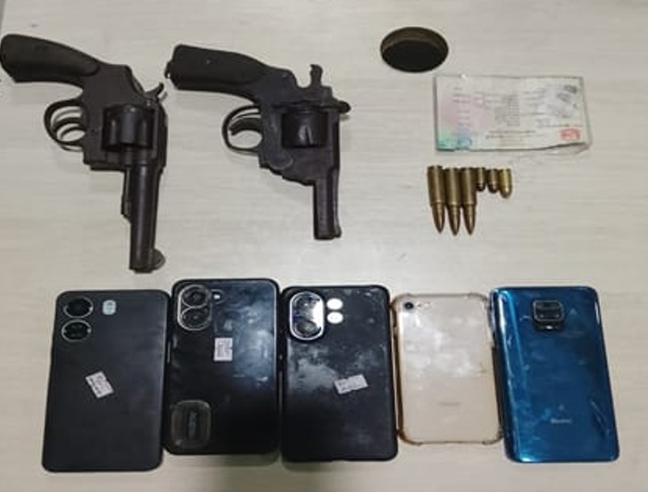 दुई थान पेस्तोल, एसएलआर राइफलको गोलीसहित दुई युवक पक्राउ