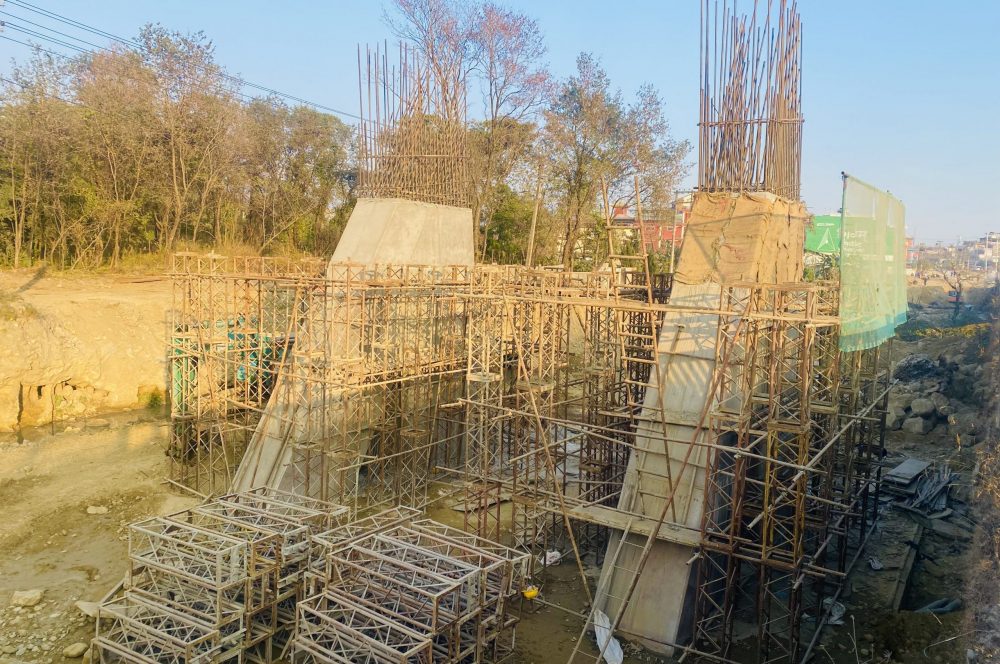 कृष्णपुरको दोमिल्ला खोलामा पुल नहुँदा स्थानीय सास्ती खेप्दै