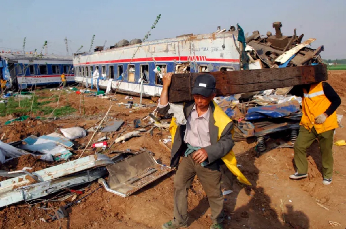 चीनमा रेल दुर्घटना, ११ जनाको मृत्यु