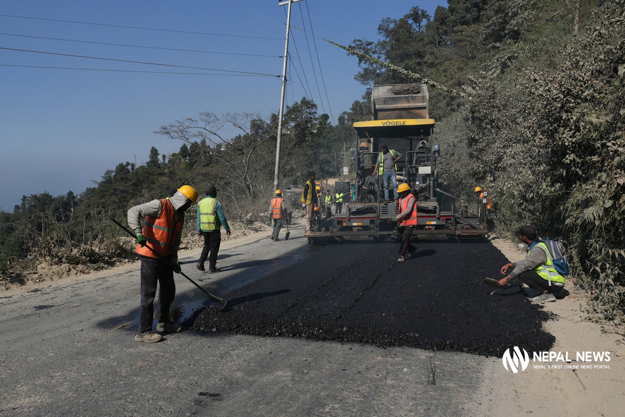नागढुङ्गा नौबिसे सडक बन्द गरी स्तरोन्नतिको काम सुरु (तस्वीरहरू)