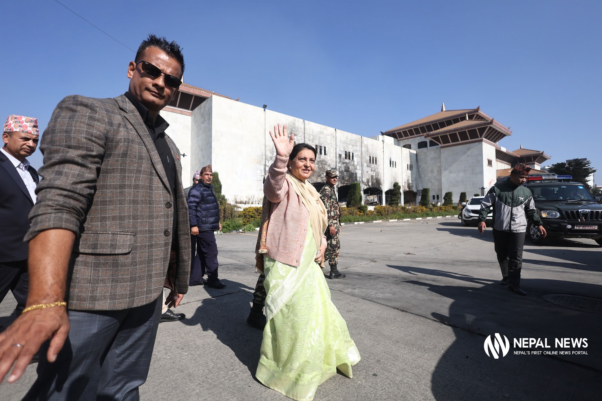 पूर्वराष्ट्रपतिद्वारा आगजनी र तोडफोडबाट क्षतिग्रस्त सङ्घीय संसद् भवनको अवलोकन