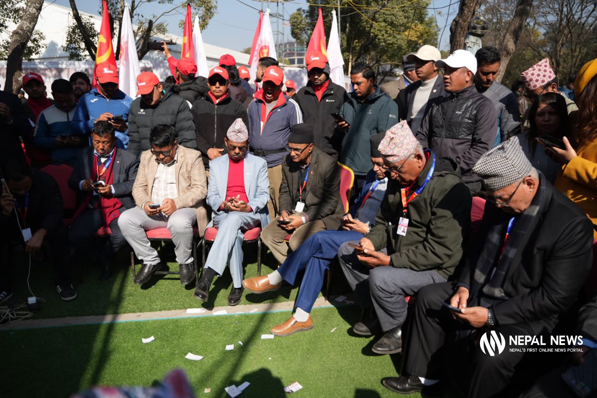 एमाले महाधिवेशन: उम्मेदवारहरु मोबाइलमा मतपरिणाम हेर्दै (तस्बिरहरू)