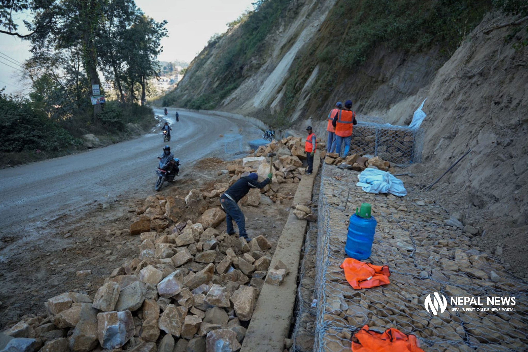 धुलिखेल-खावा सडकको काम धमाधम, समय भन्दा अघि नै सक्ने लक्ष्य [फोटो फिचर]
