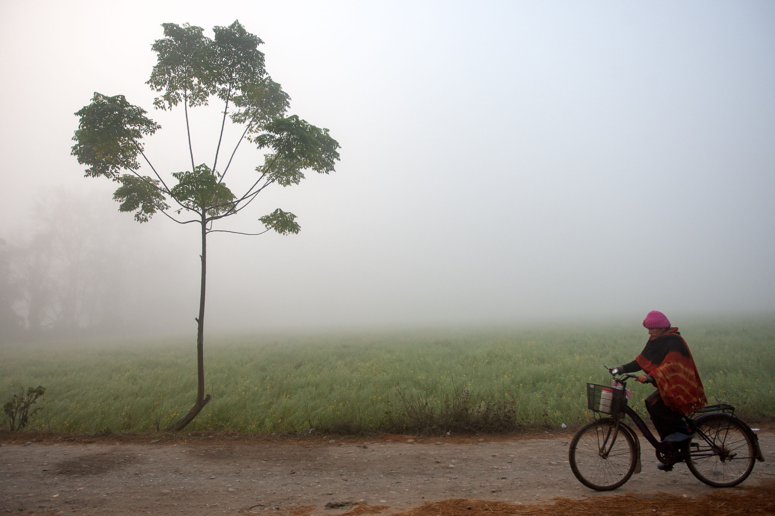 छेक्यो छेक्यो खेतबारी, हुस्सु र कुहिरोले