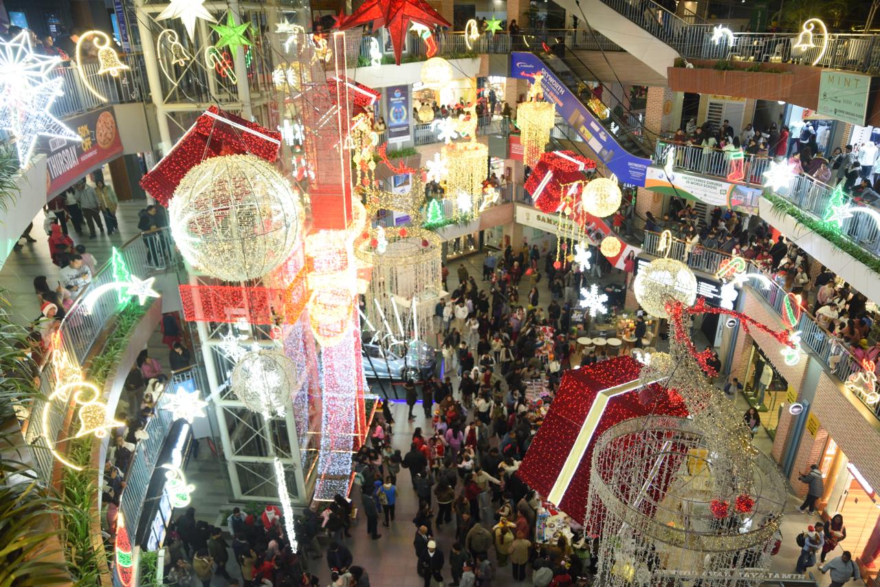 तस्बिरमा क्रिसमस इभको चहलपहल