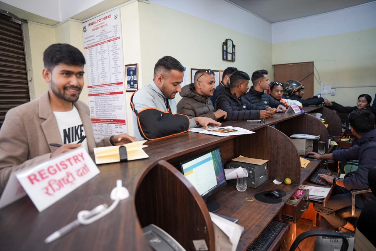 प्रधानमन्त्रीलाई हुलाकबाटै पठाइयो मागपत्र [तस्बिरसहित]