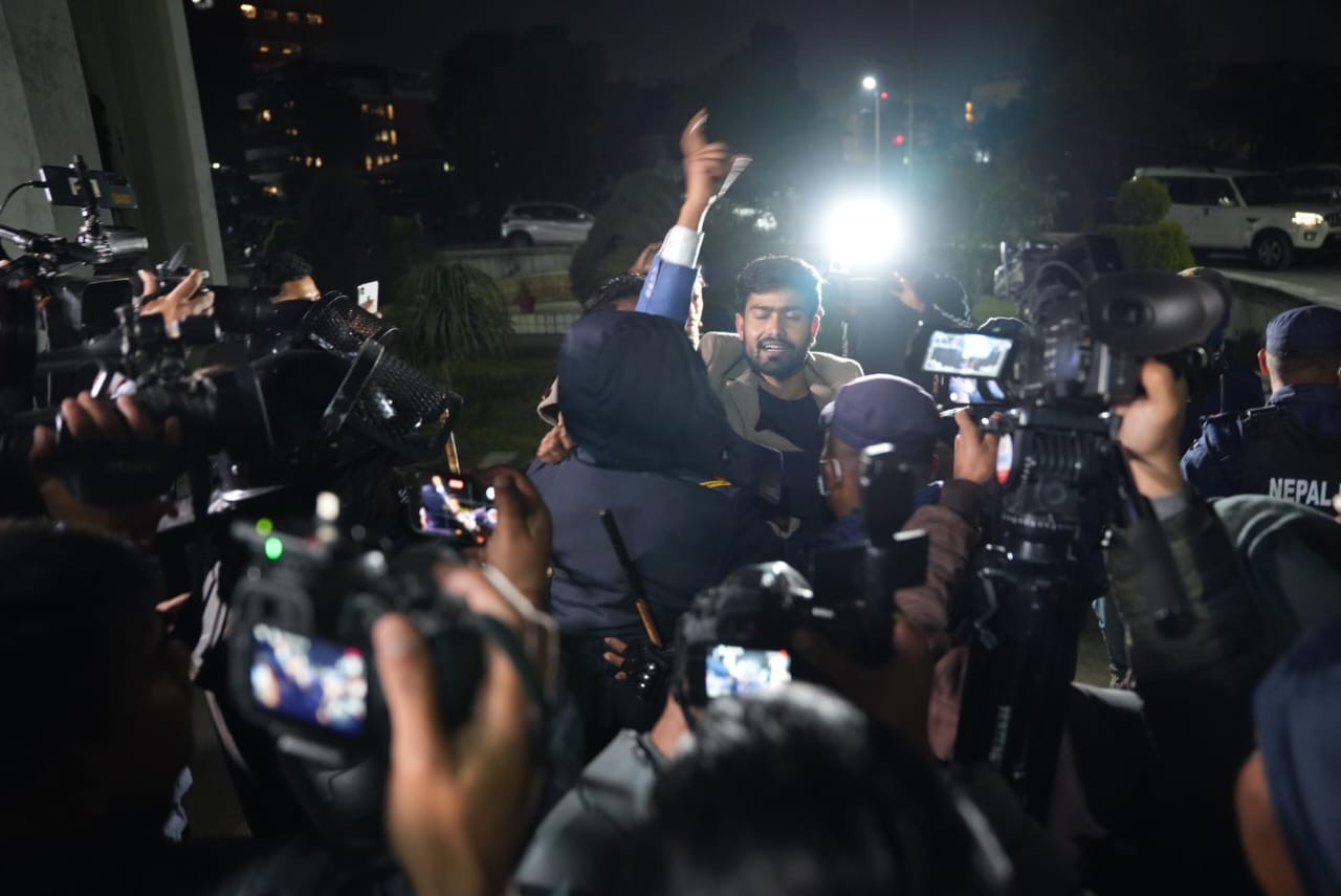 निर्वाचन आयोगमै पुगेर जेन-जी अभियन्ताले नाराबाजी गरेपछि… [तस्बिरसहित]