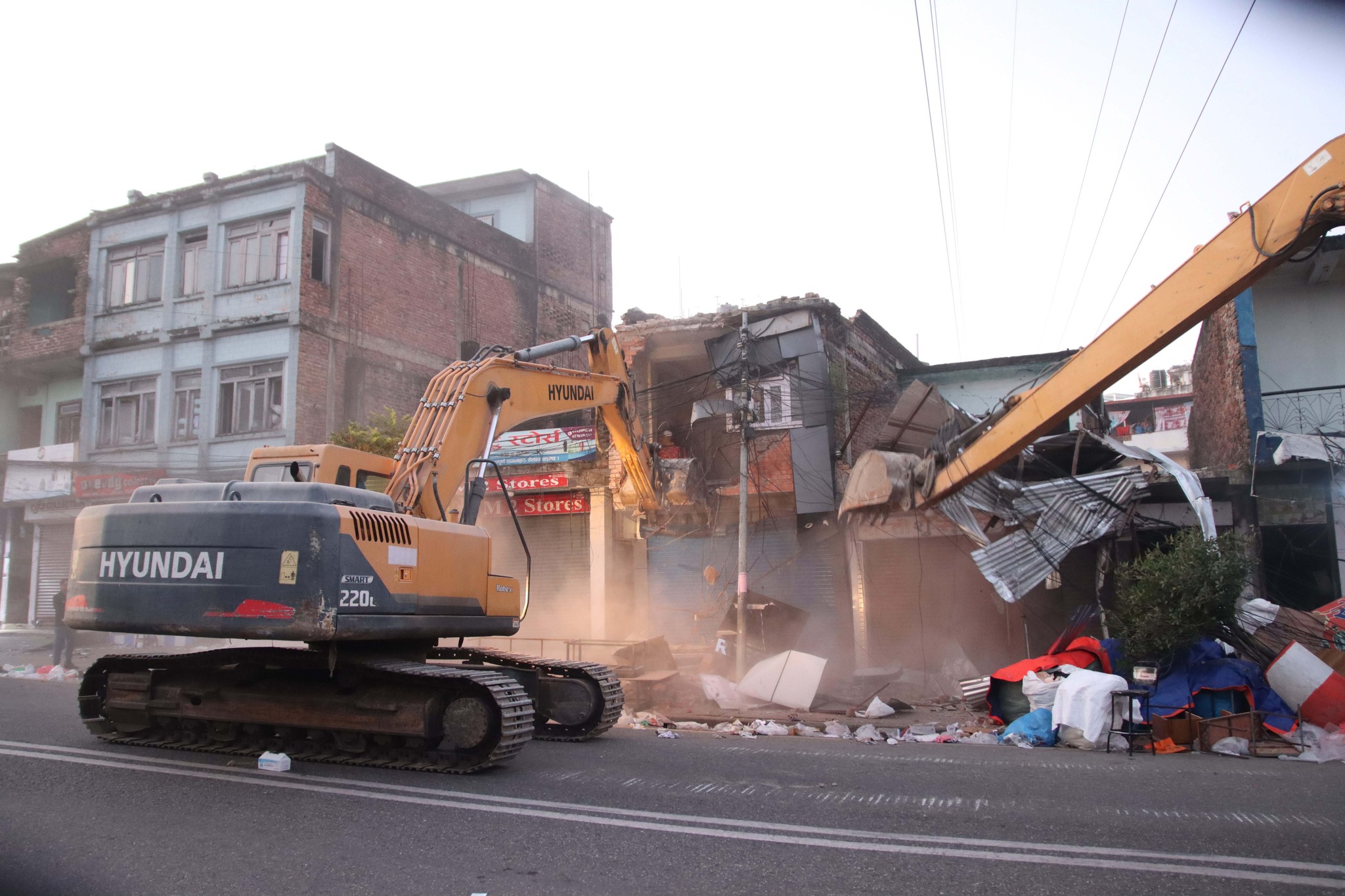 सडक मिचेर बनाइएका संरचनामा डोजर लागेपछि… [तस्बिरसहित]