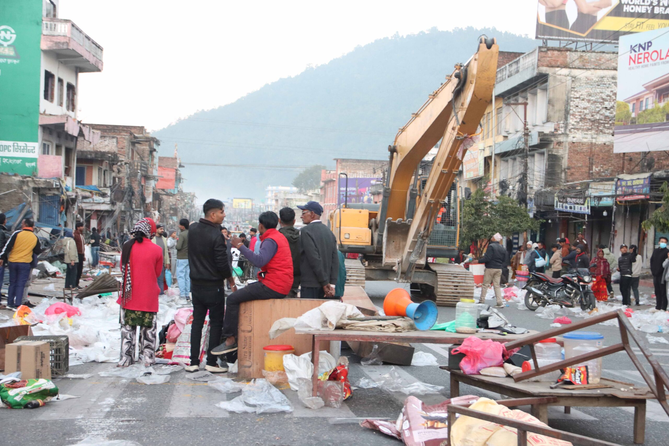 हेटौंडामा झिसमिसेमै भत्काउन थालियो सडक छेउका घर तथा संरचना