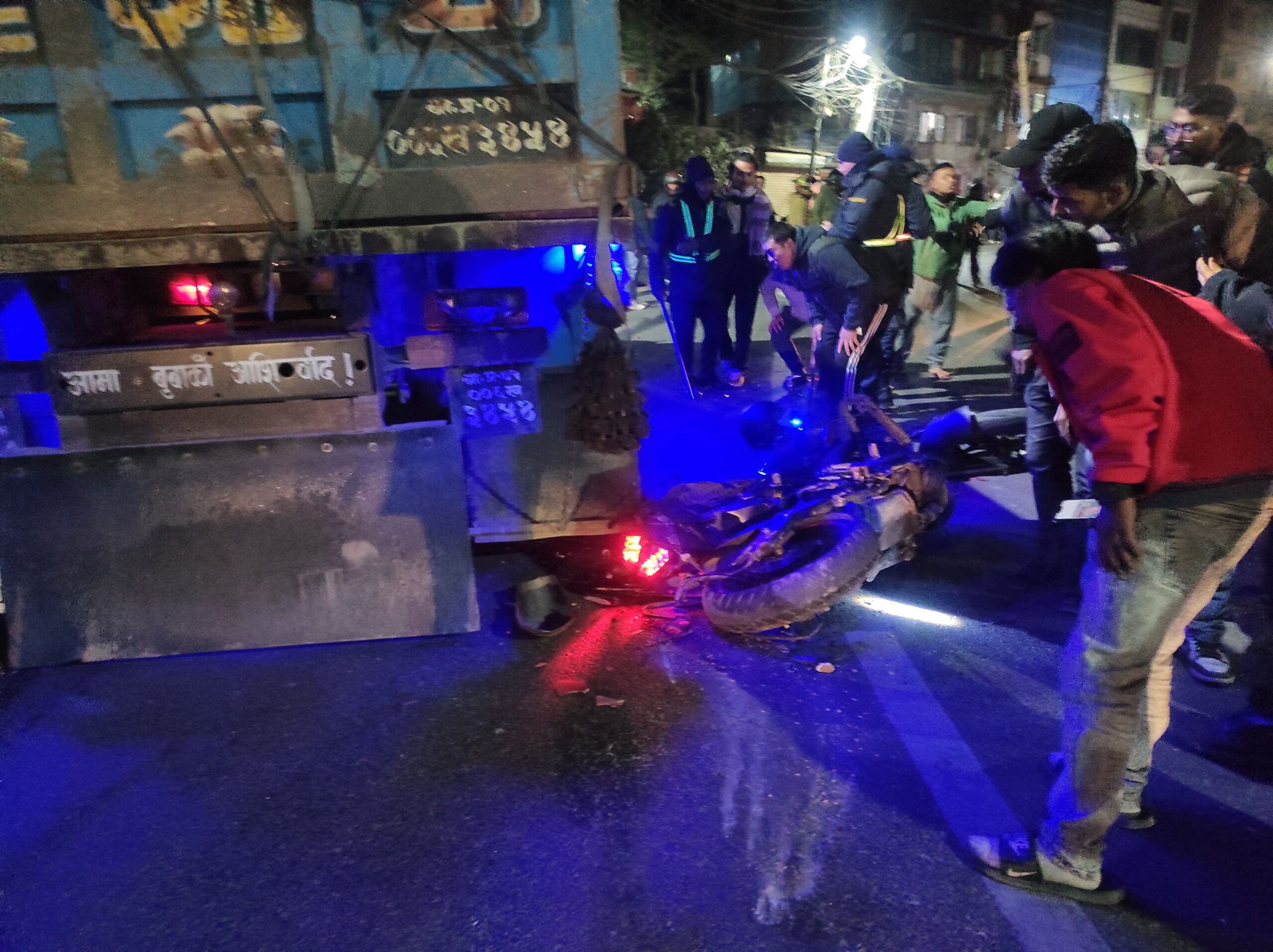 बाइसधारामा टिपर र मोटर साइकिल ठोकिएर दुर्घटना