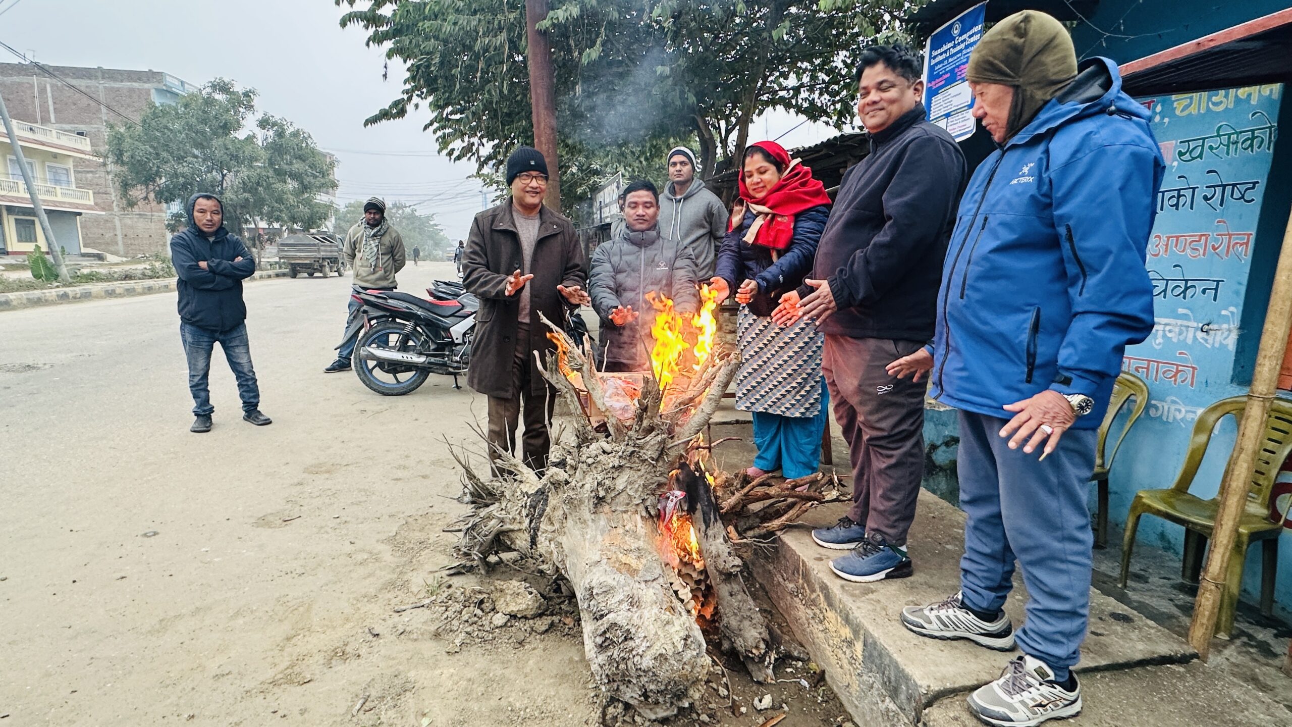 शीतलहरबाट जनजीवन प्रभावित हुनथालेपछि चोकचोकमा दाउरा बाल्न थालियो