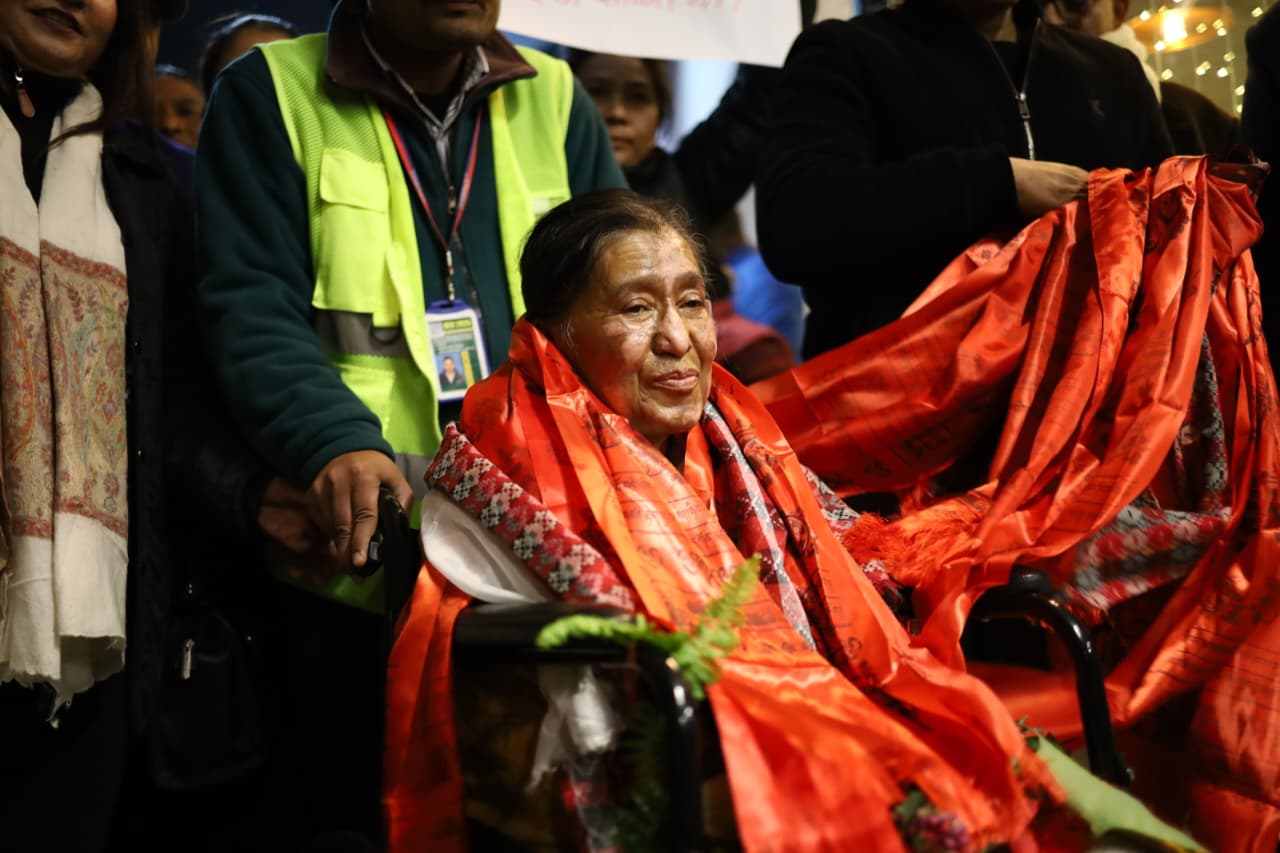 तीन महिनाको उपचारपछि फर्किइन् झलनाथपत्नी रविलक्ष्मी [तस्बिरसहित]