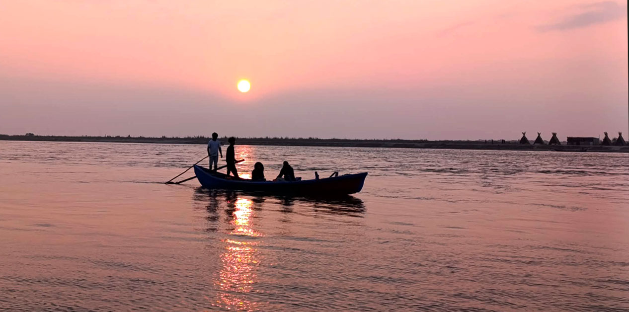 सप्तकोसी किनारमा सूर्यास्त आकर्षण