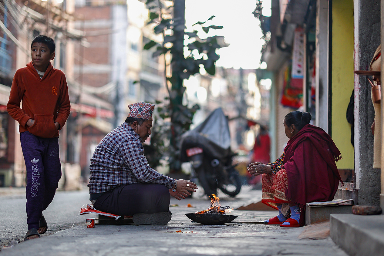 आगो ताप्नु मुढाको