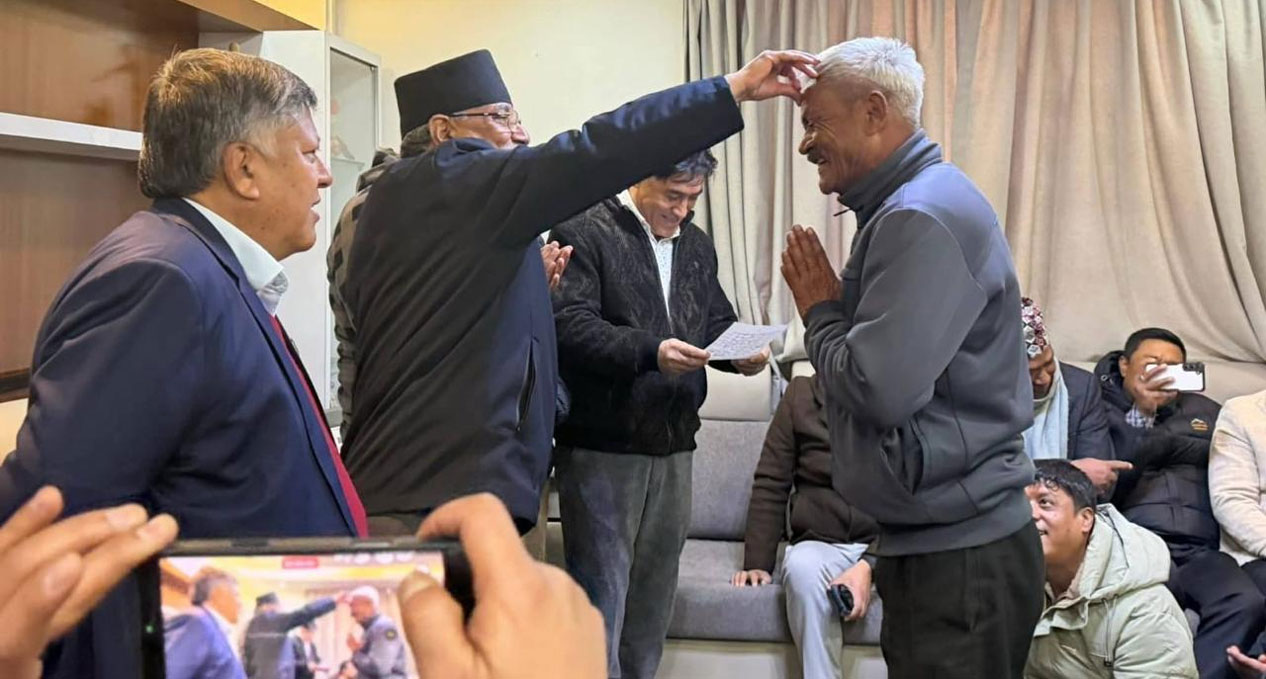 बालकोटका एमाले नेतालाई प्रचण्डले गरे स्वागत