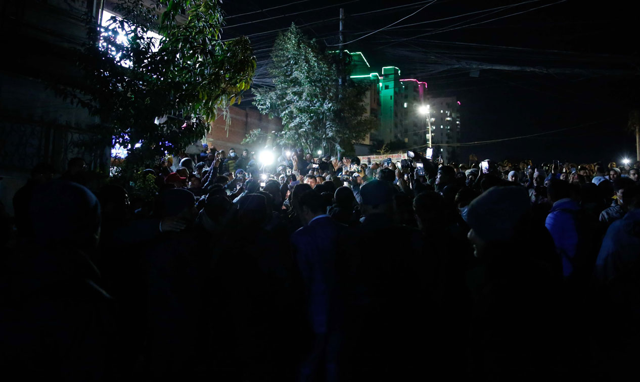 नख्खु कारागारअघि रास्वपा कार्यकर्ताको भिड [फोटो फिचर]