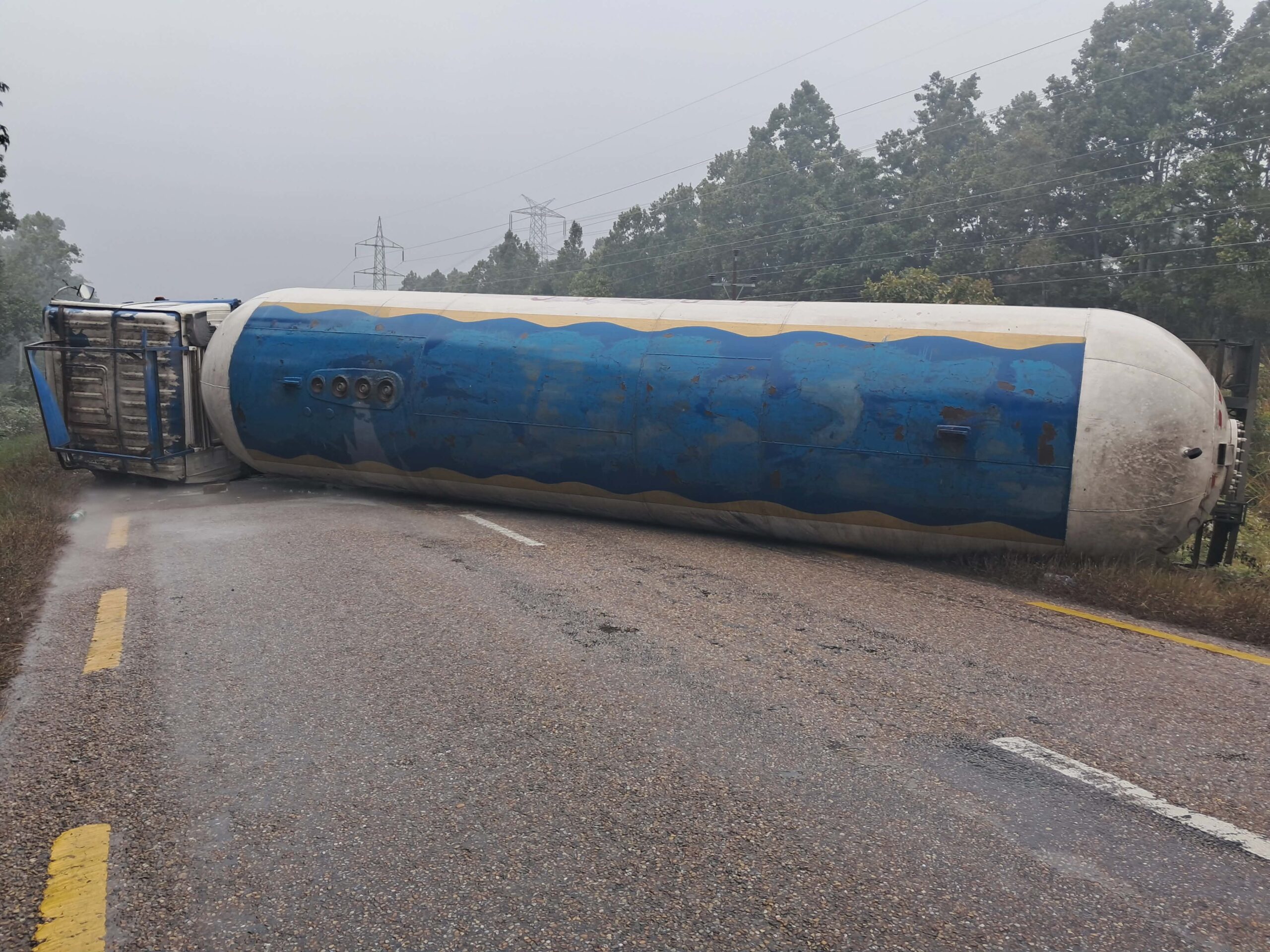 ग्यास बुलेट दुर्घटना, पूर्व–पश्चिम राजमार्ग अवरुद्ध