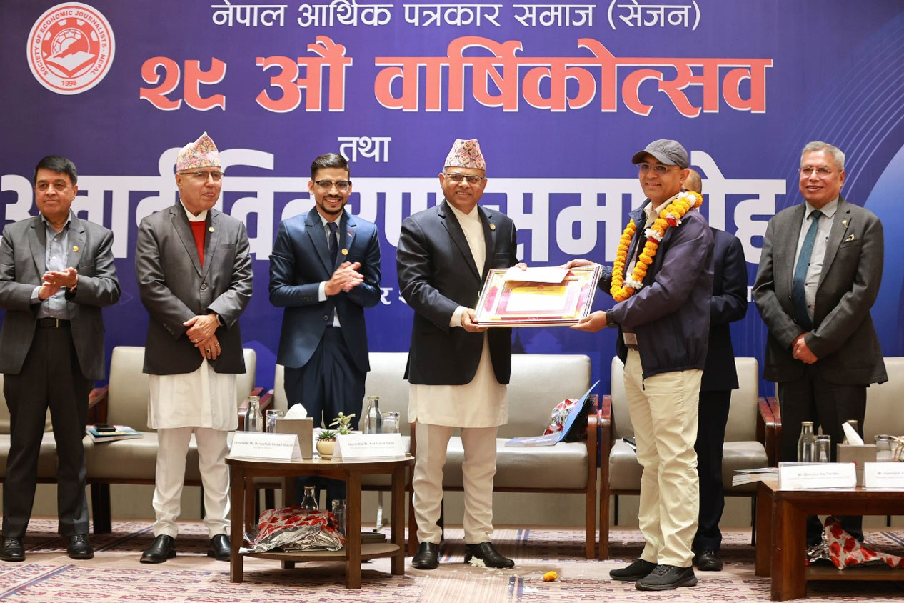 नेपालन्युजकर्मी थापालाई सेजनको अवार्ड