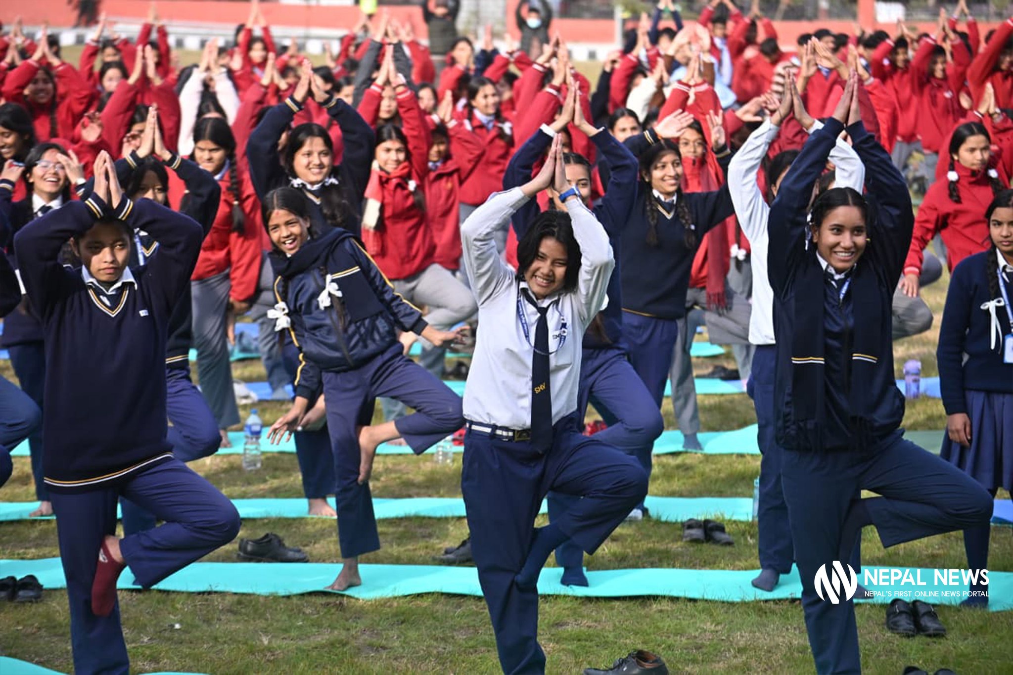 खुलामञ्चमा विद्यार्थीको सामूहिक ध्यान [फोटो फिचर]