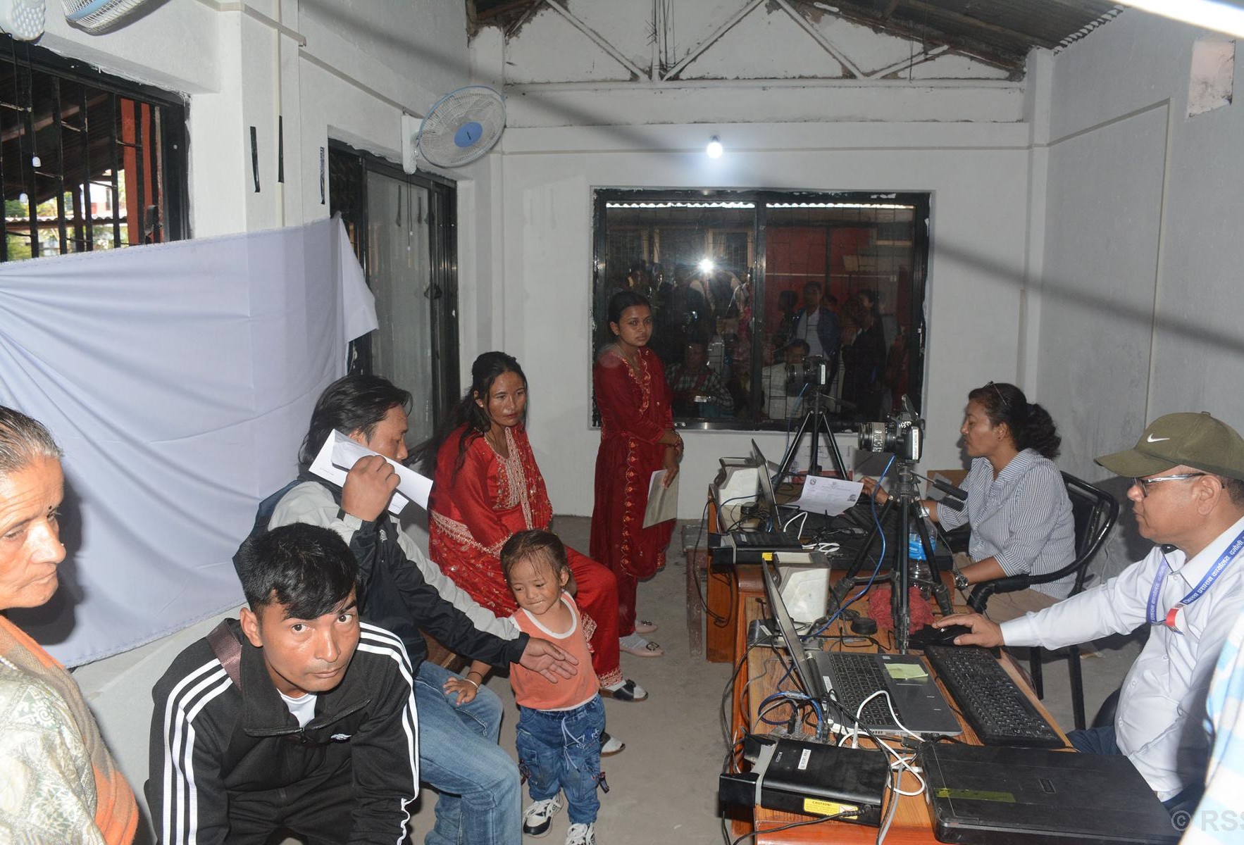 पालिकाबाट राष्ट्रिय परिचयपत्र वितरणहुँदा सेवाग्राहीलाई सहज