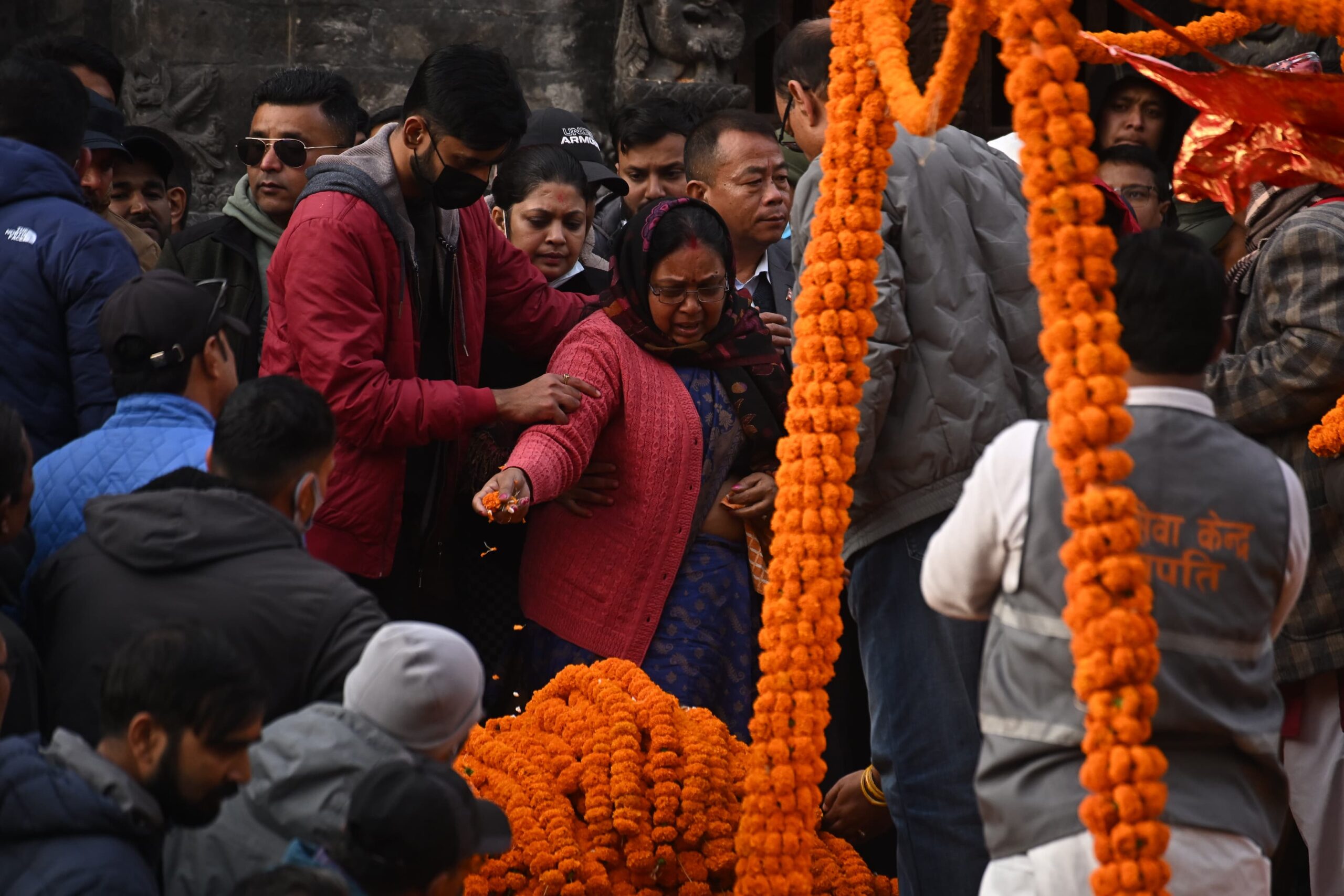 काठमाडौँका मेयर बालेनका बुबाको पशुपति आर्यघाटमा अन्तिम संस्कार [तस्बिरसहित]