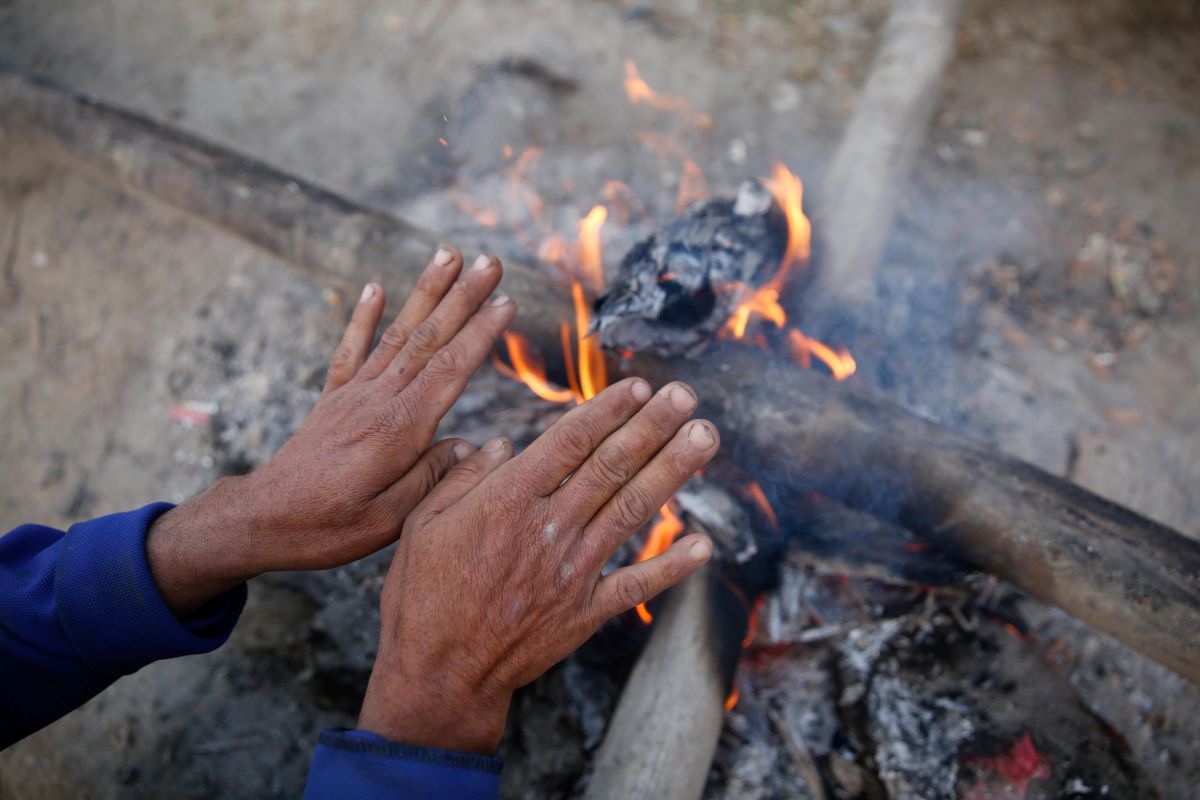 नेपालगञ्जका सार्वजनिक स्थानमा आगो ताप्ने प्रबन्ध हुँदै