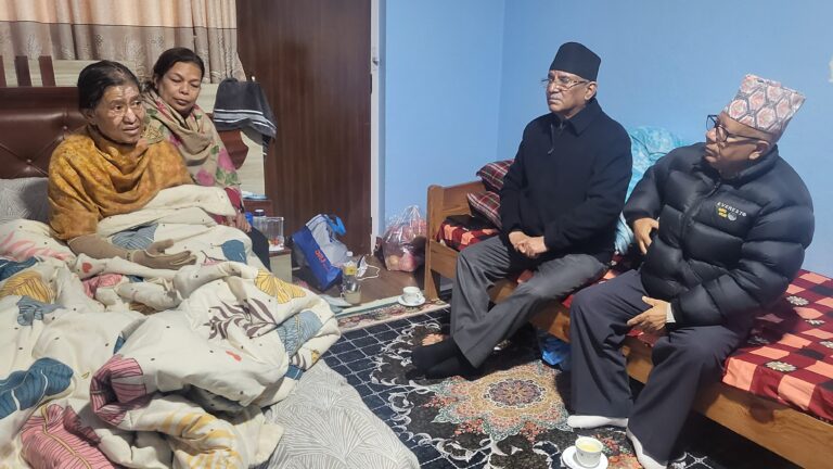 झलनाथ पत्नी चित्रकारको स्वास्थ्य अवस्था बुझ्न डल्लु पुगे प्रचण्ड र माधव नेपाल