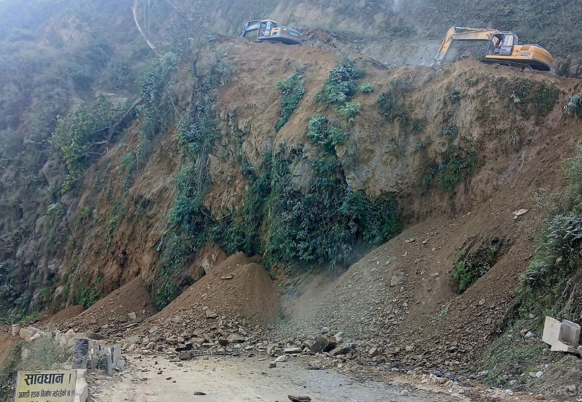 पृथ्वीराजमार्गको नागढुङ्गा–मलेखु खण्ड आंशिक बन्द गरेर विस्तार गरिँदै