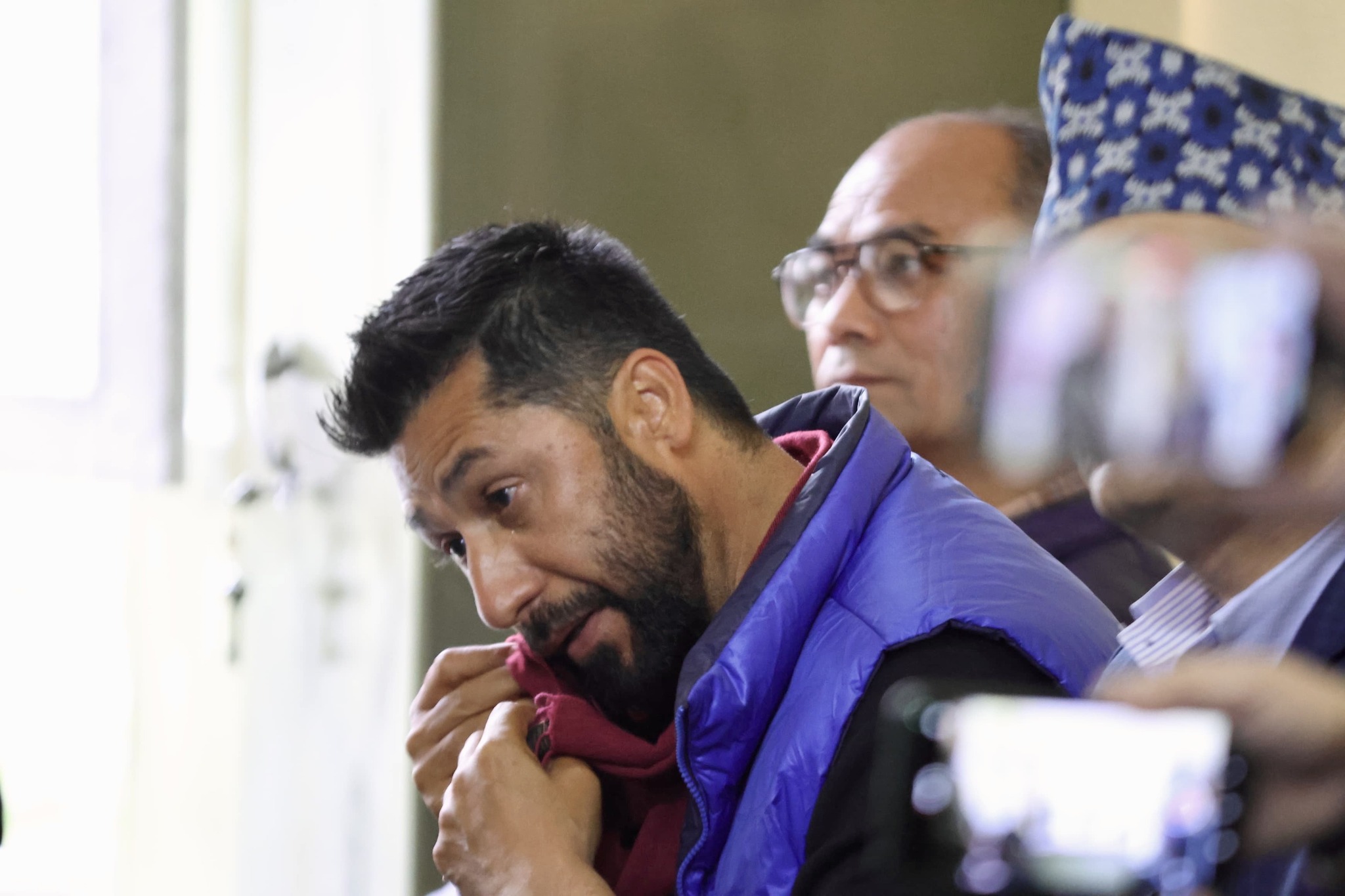 जेन–जी शहीद परिवार भेट्दा रवि रोक्न सकेनन् आँसु