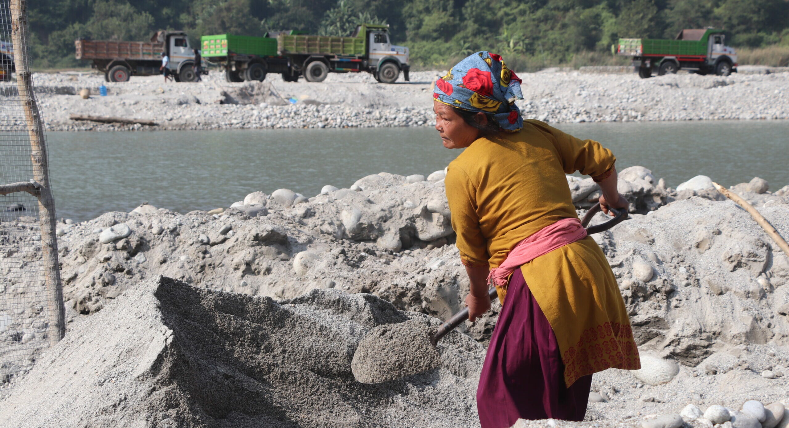 ‘त्रिशूलीको किनारमा बालुवा चाल्नेहरू…’