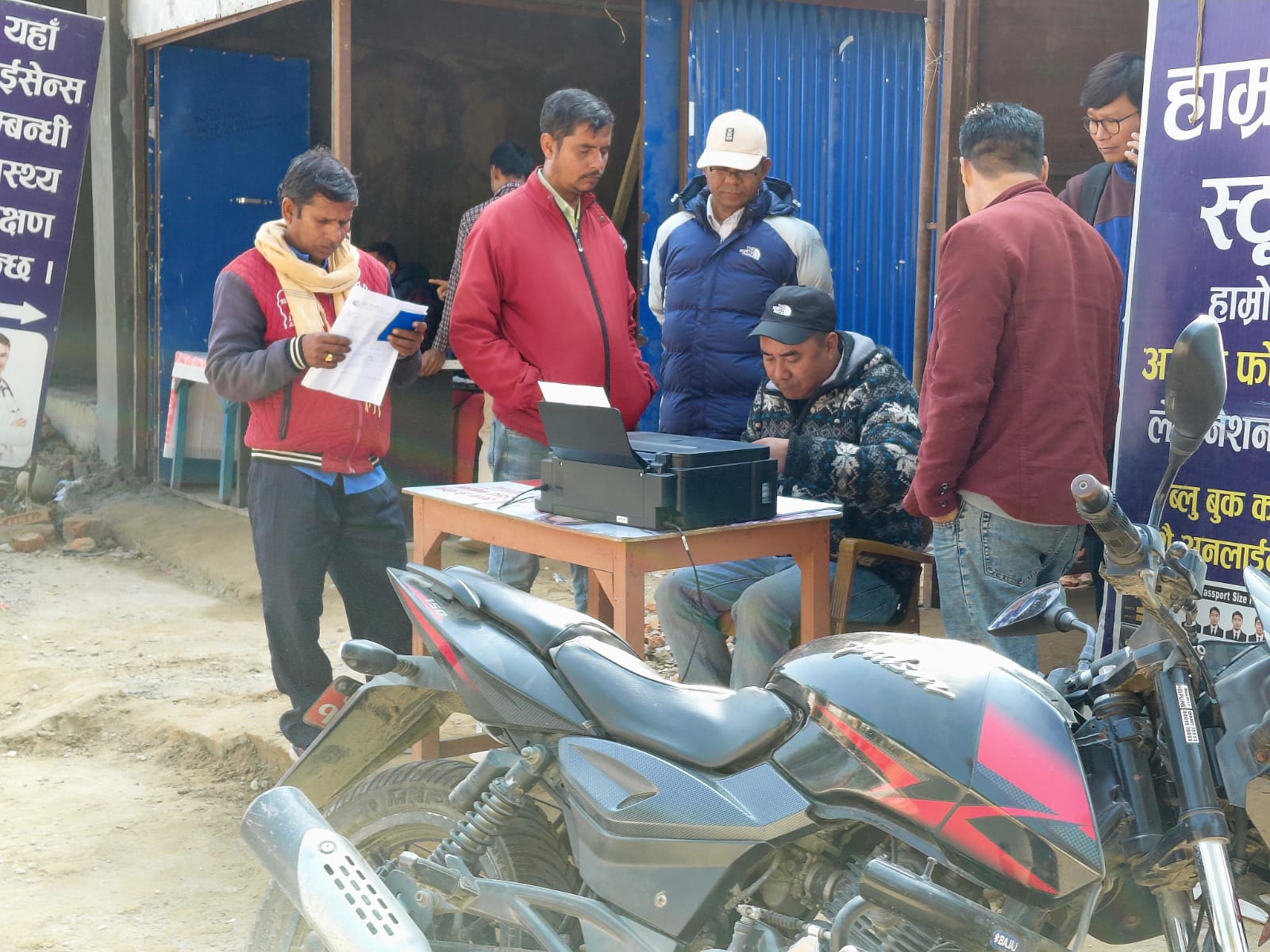 अभिलेख जलेपछि यातायात कार्यालयको कामकाज अस्थायी संरचनाबाट