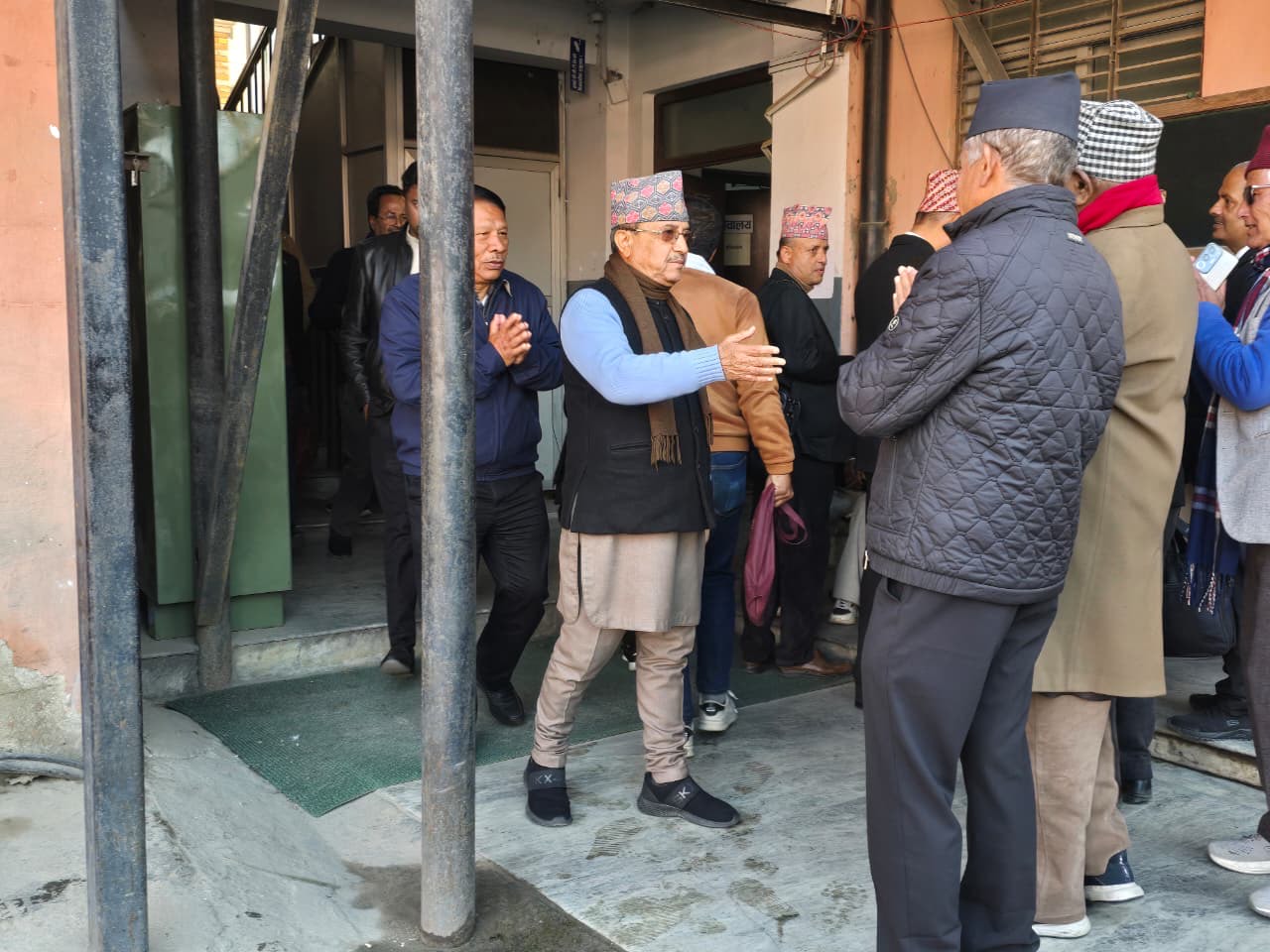 थापा समुहको वैधानिकता बदर र प्रत्यक्ष मनोनयन रोक्न माग गर्दै देउवा पक्ष सर्वोच्चमा