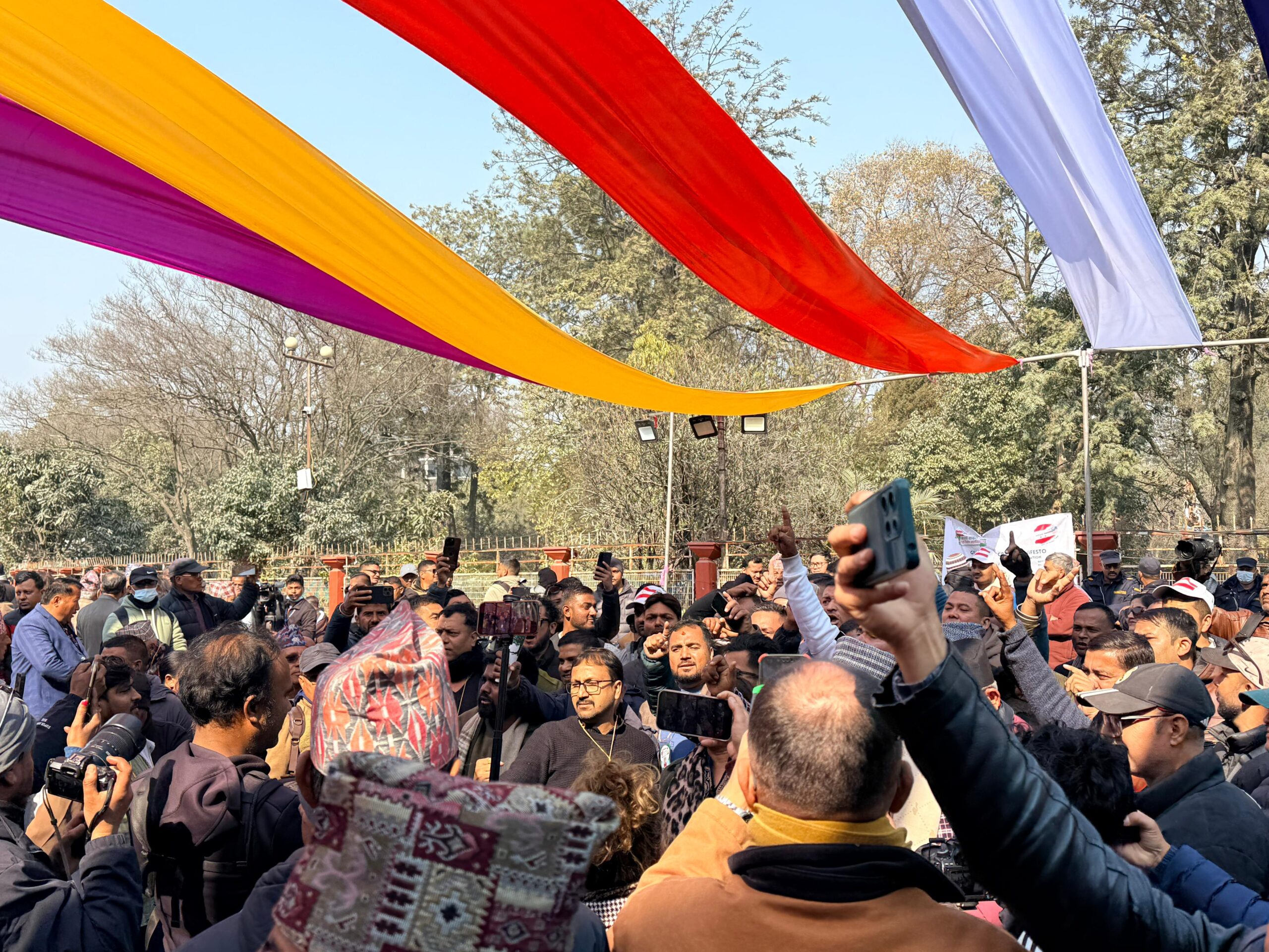 वार्ताको विरोध गर्दै बन्द सत्रबाहिर महाधिवेशन प्रतिनिधको नाराबाजी