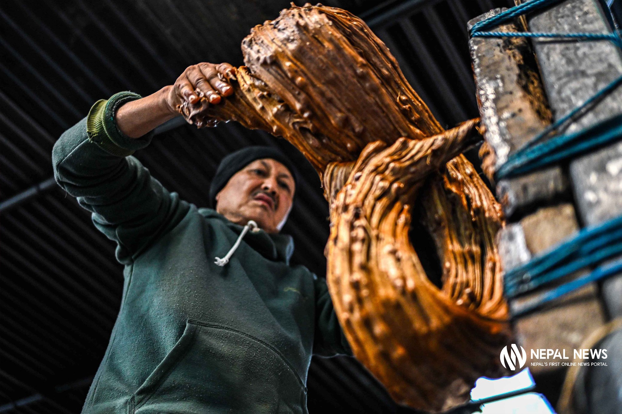 माघे संक्रान्ति नजिकिँदै गर्दा चाकु बनाउने चटारो [फोटो फिचर]