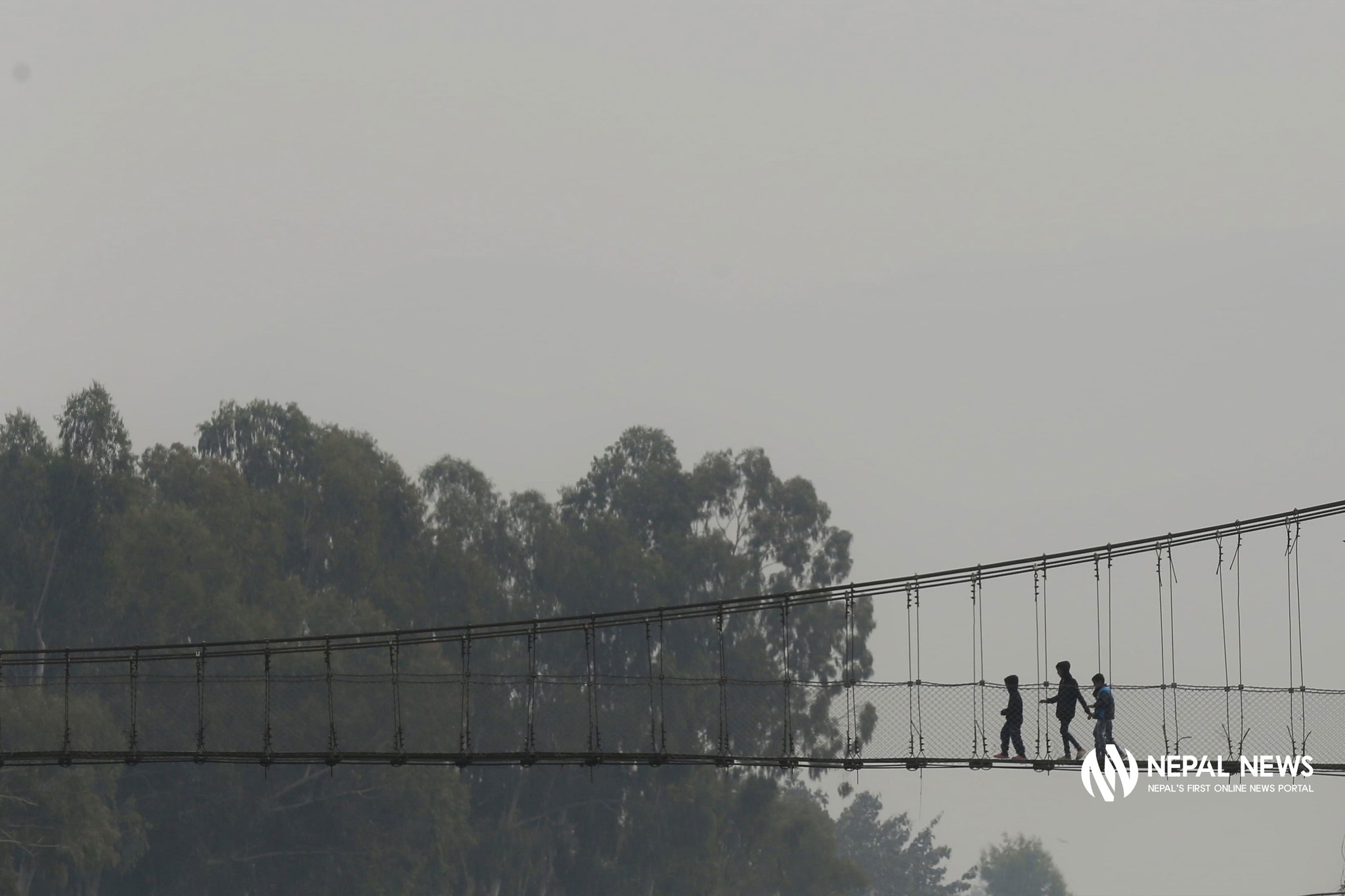 देशको पश्चिमी क्षेत्रमा हिमपात र वर्षा हुँदा काठमाडौँको आकाश धुम्म [फोटो फिचर]