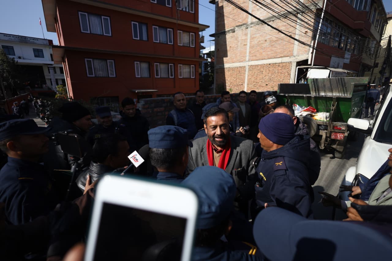 कांग्रेस मुख्यालयमा बाझाबाझ, वैकल्पिक गेटबाट नेताहरूको प्रवेश [११ तस्बिर]