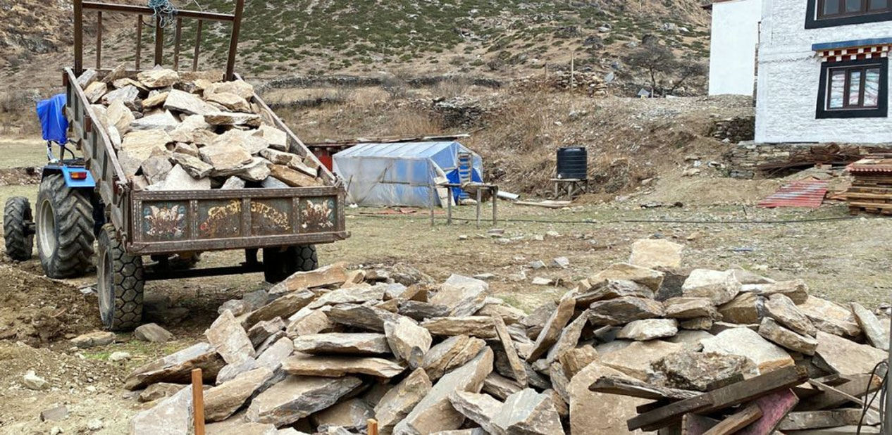 सडकै नभएको छेकम्पारमा स्कुटर र ट्र्याक्टर…