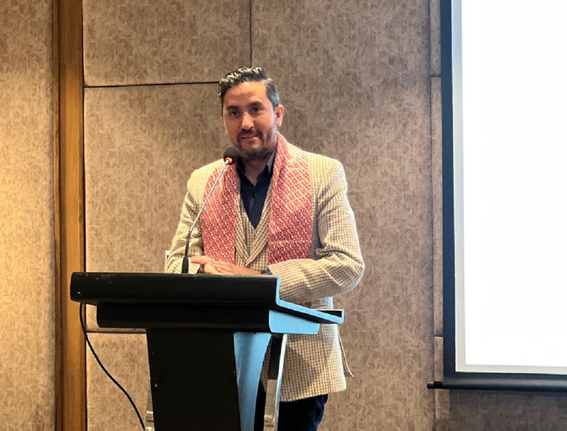 युग सुहाउँदो सरकार चाहिएको छ-मन्त्री खरेल