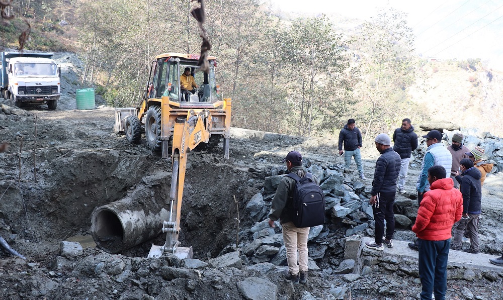 ठेकेदारले माटो मिसिएको गिट्टी प्रयोग गरेपछि भत्काइयो ढलान