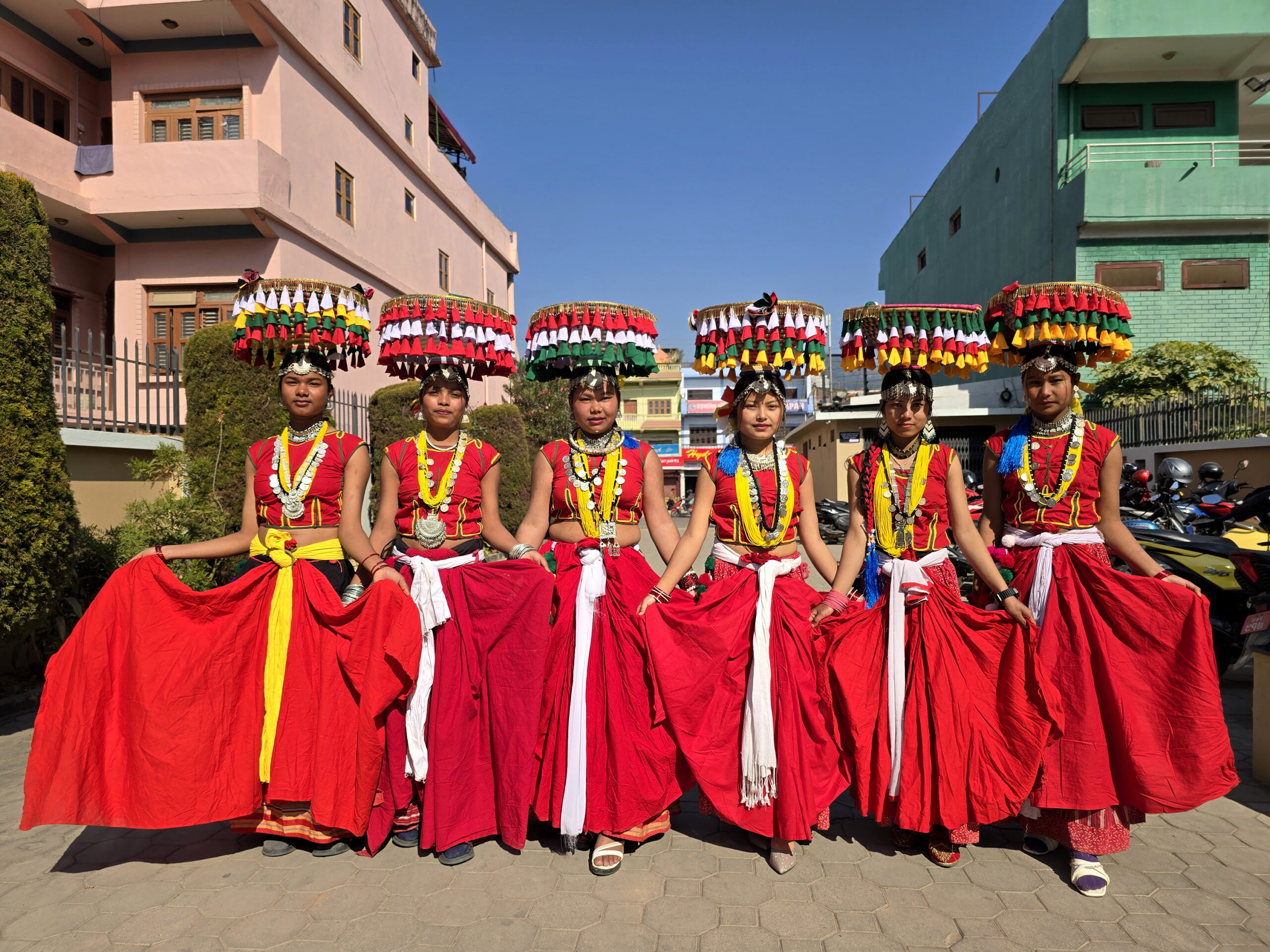 तस्बिरमा ढिक्री र थारूनाच