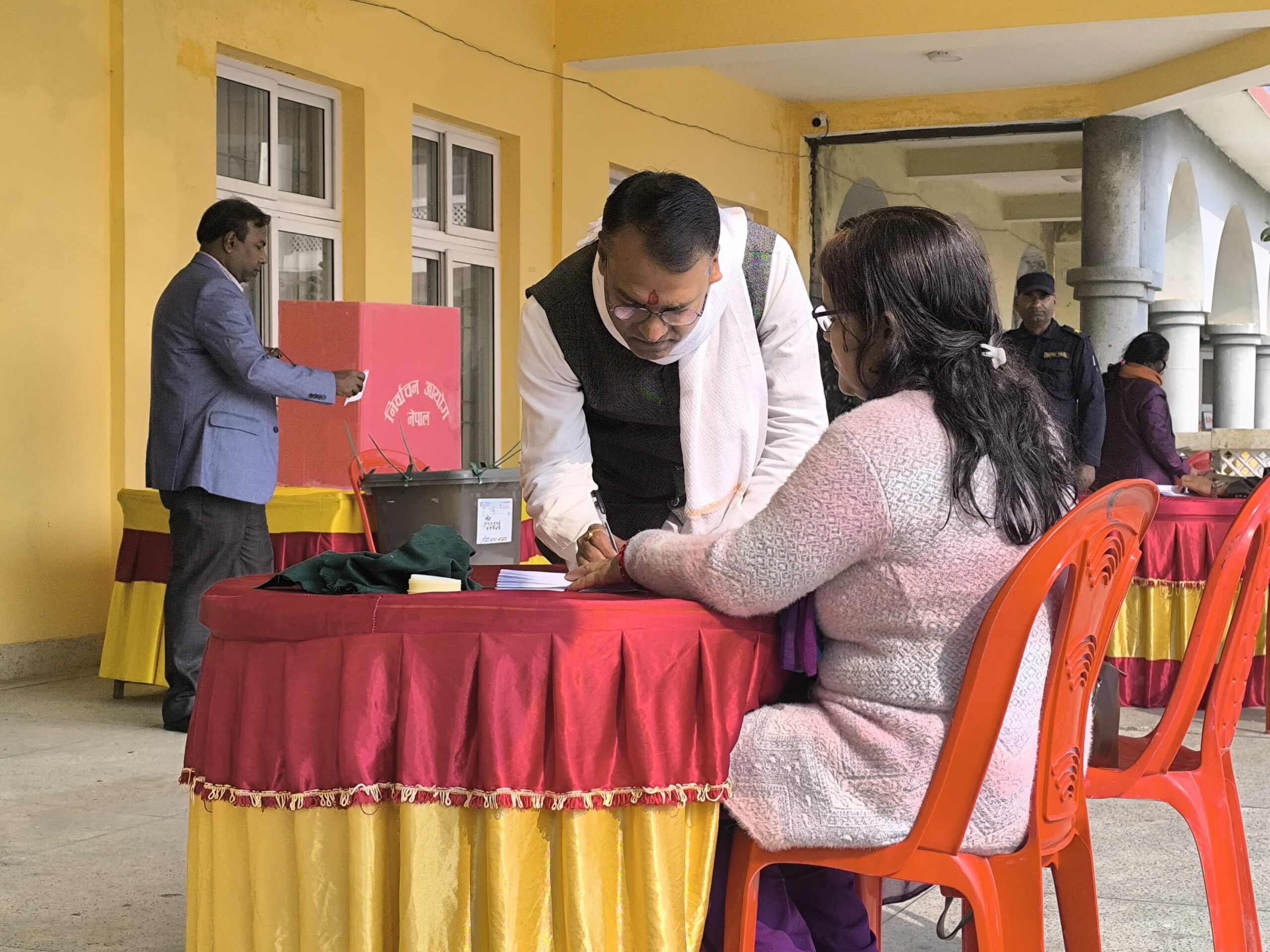 तस्बिरमा राष्ट्रिय सभा निर्वाचन‚ मधेसमा चार सिटका लागि मतदान