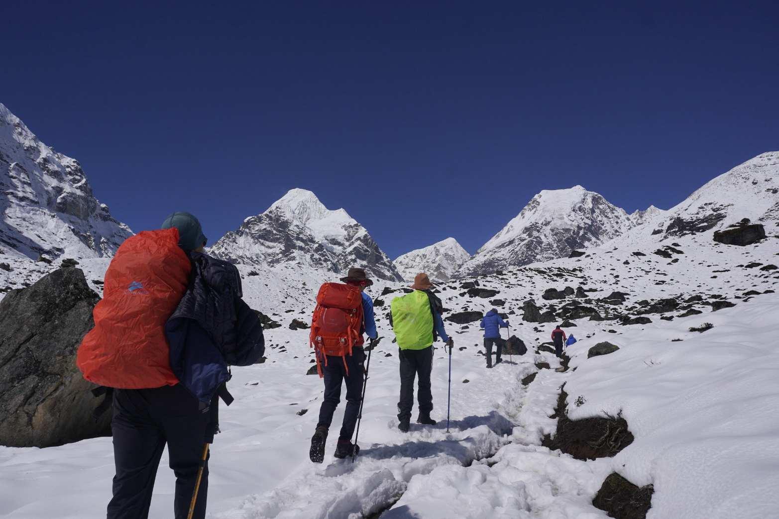 ध्यान मग्न भएर शान्त पदमार्गमा हिँड्न चाहनेका लागि मकालु पदमार्ग [फोटो फिचर]