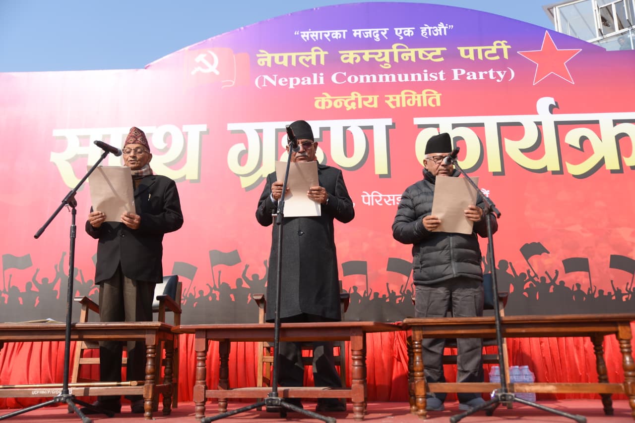 तस्बिरमा नेकपा संयोजक, सह-संयोजक तथा केन्द्रीय सदस्यहरूको शपथ