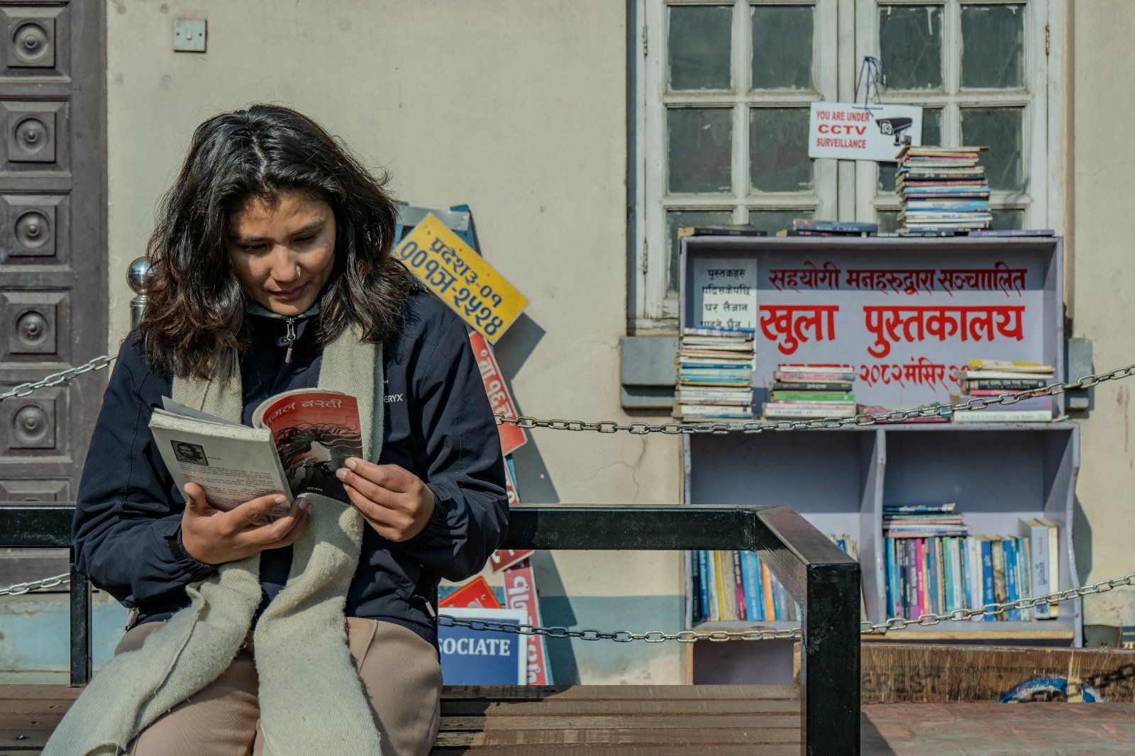 घाम ताप्दै, पुस्तक पढ्दै