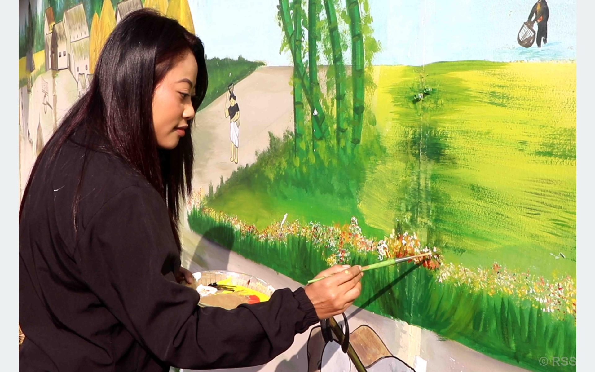 रङमार्फत थारु संस्कृति जोगाउँदै सोमिना