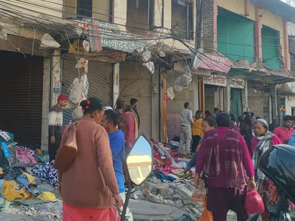 भत्काइएका जोखिमपूर्ण घरमा व्यापार, स्थानीय प्रशासनद्वारा रोक्न निर्देशन