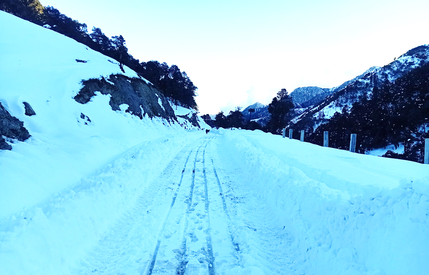 हिमपातका कारण बुधबारदेखि मध्यपहाडी लोकमार्ग अवरुद्ध