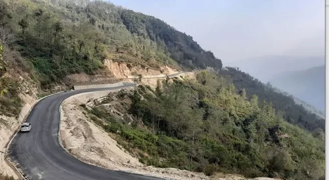 भारी हिमपातले मध्यपहाडी लोकमार्ग अवरुद्ध